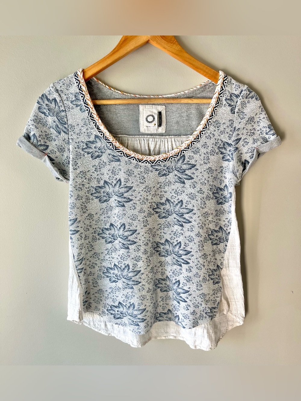 Athropologie Akemi + Kin Textured Cotton Short Sleeve Floral Top Size XS